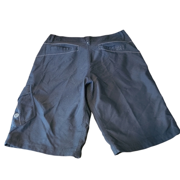 Lululemon men's black wet Dry warm cargo shorts - Picture 8 of 9